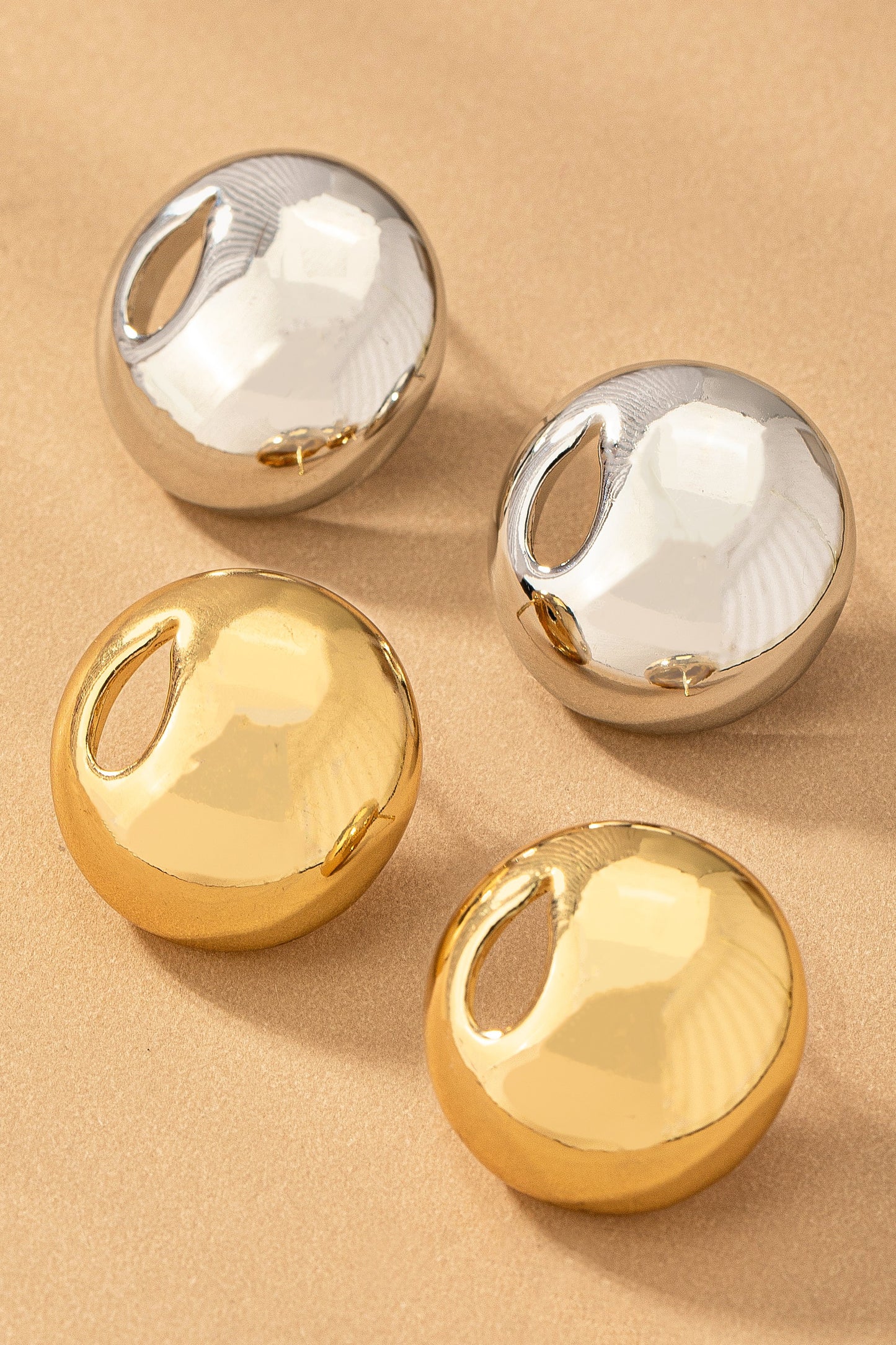 Stainless puffy button ear with cutout teardrop