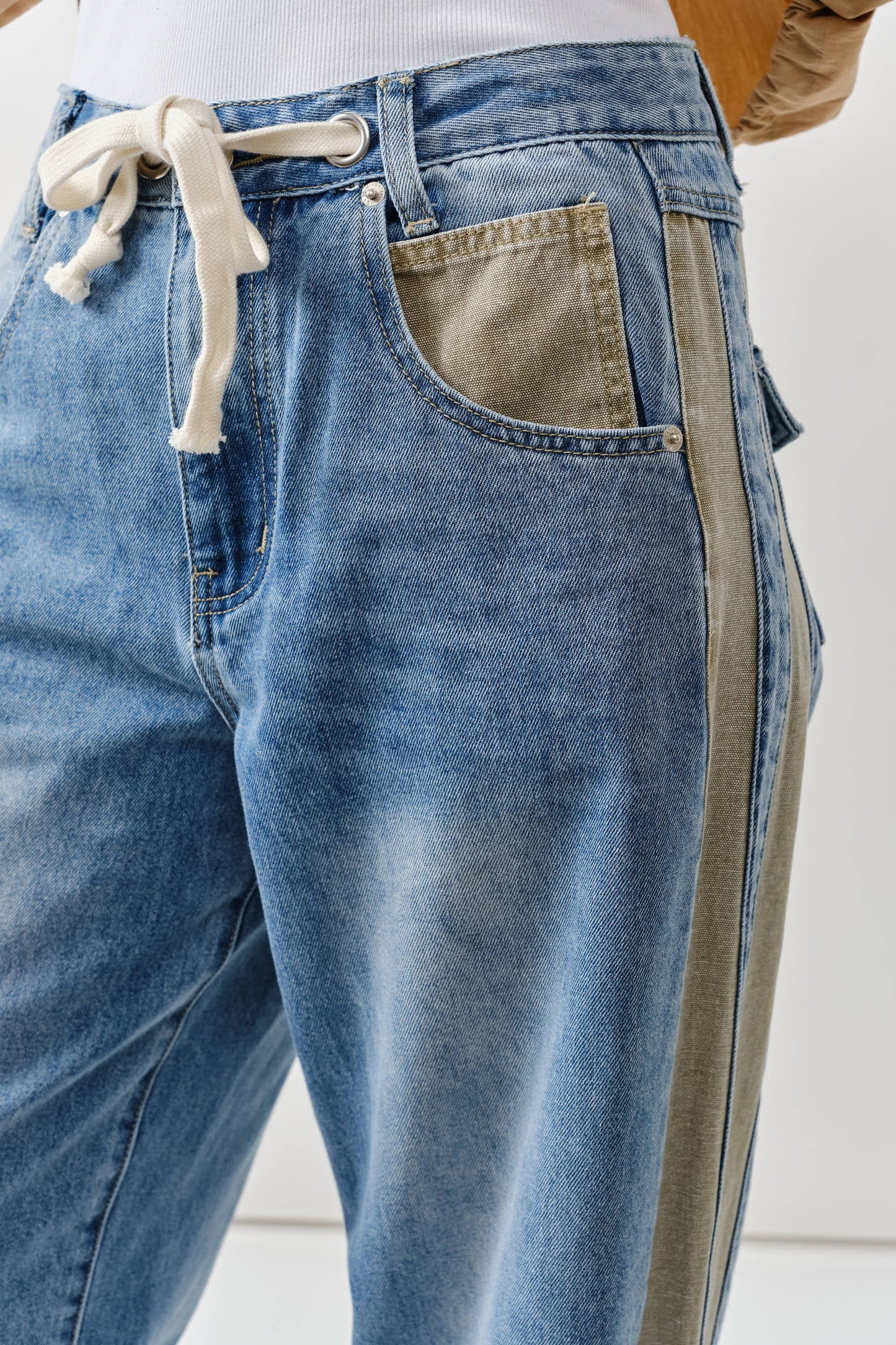 Daisy Contrast Detail Slouchy Straight Jeans